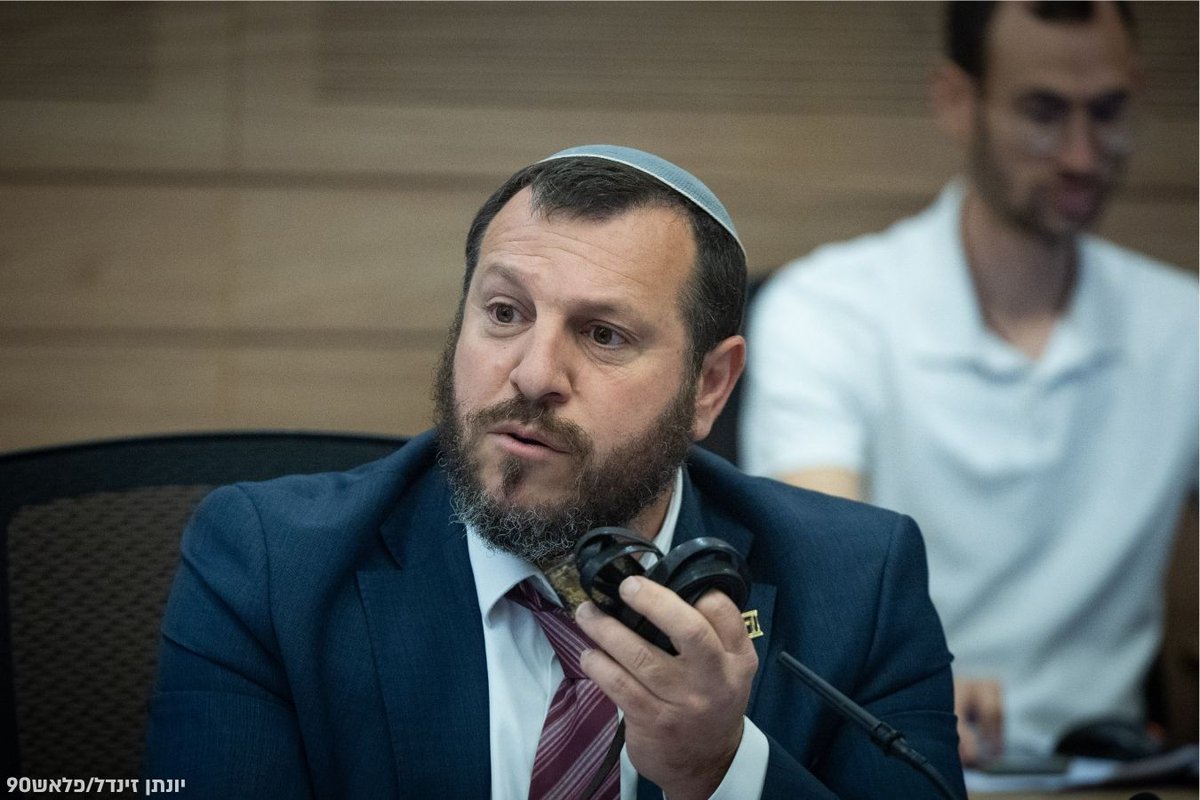 השר עמיחי אליהו ל-<a href="/israelfisher/">Israel Fisher ישראל פישר</a>: "פושע יהודי שזורק אבן על חייל צה"ל הוא לא טרוריסט, הוא אנרכיסט. זה כמו בן אחד שלי שמכה בן אחר. אלה נערים שעושים שטויות וצריך להעניש אותם"