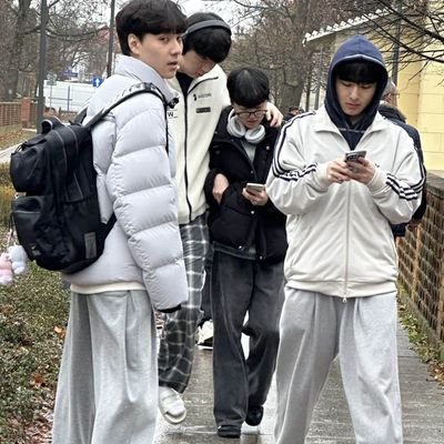 HeeSang loves his personal space
LIP also loves HeeSang's personal space