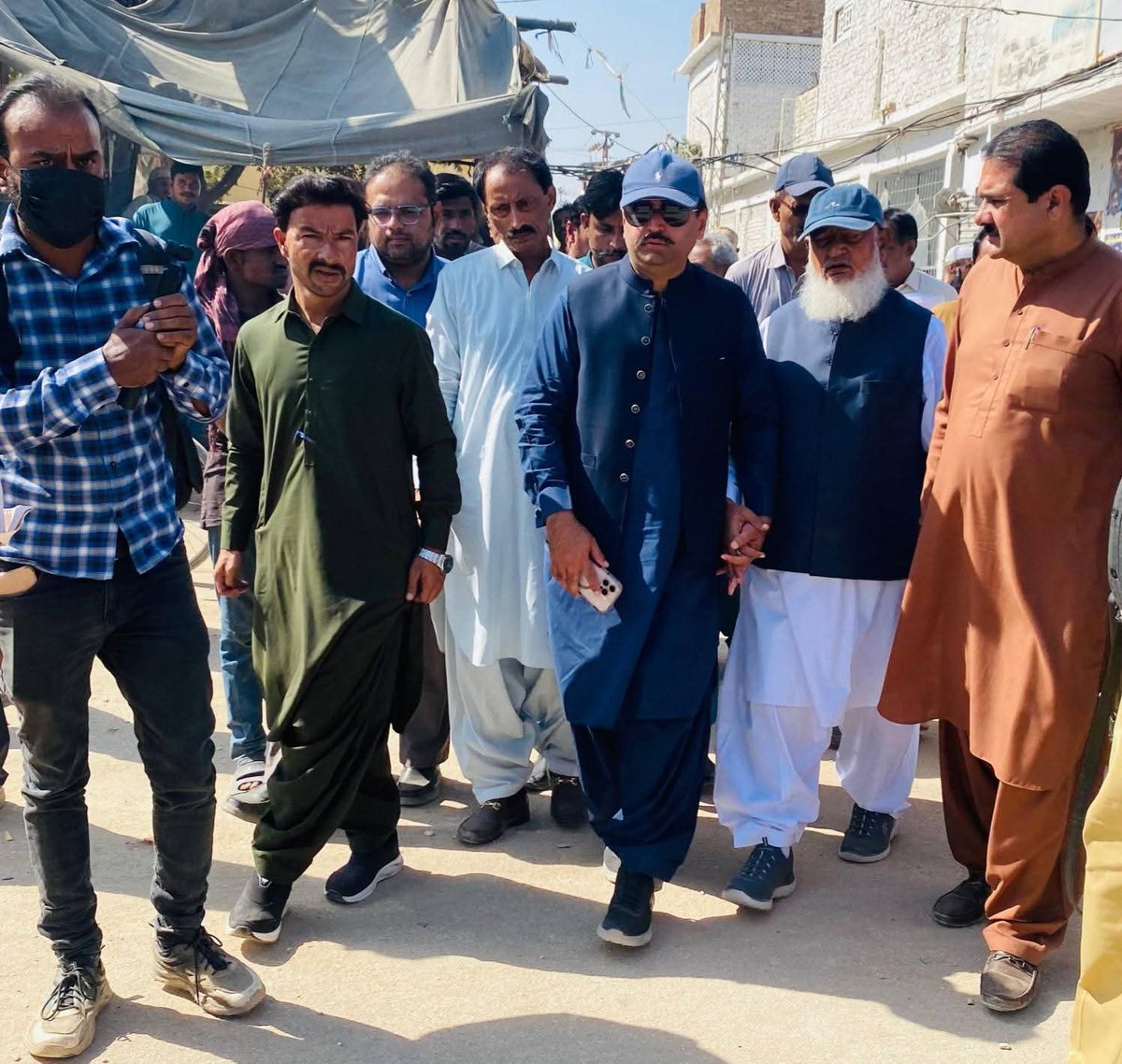 mb695194's tweet image. میئر حیدرآباد کاشف علی شورو نے شہر میں جاری ترقیاتی کاموں کے جائزے کے سلسلے میں آٹو بھان فیز ٹو منصوبے کے کاموں کے معائنے کے سلسلے میں وزٹ کیا اور افسران سے کاموں کی بابت معلومات لیں اور منصوبے کے کاموں کو جلد مکمل کرنے کی ہدایت دی
#Kashif Khan Shoro 
#Kashif Shoro Shoro