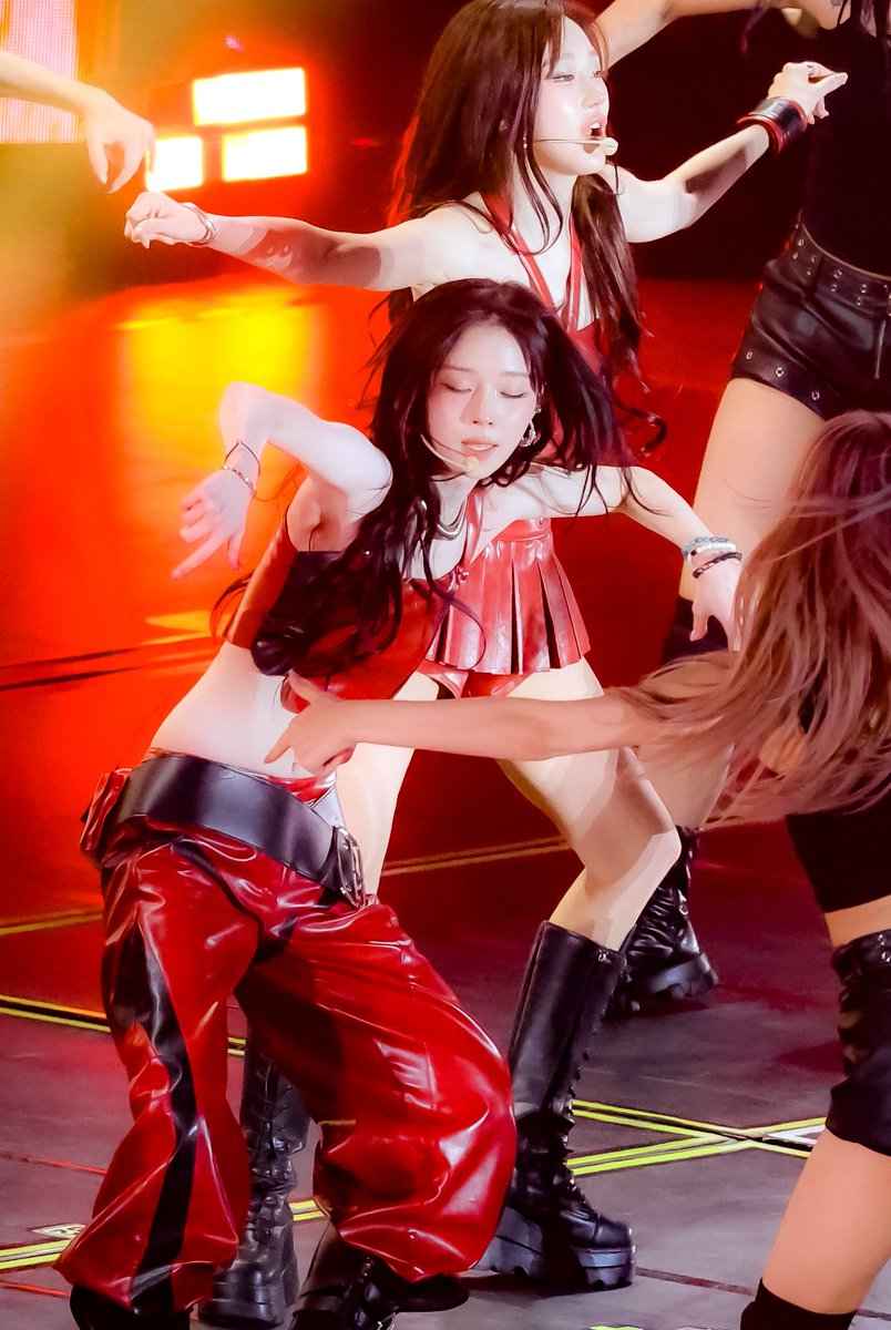 illio TUTU SHORTS check イリオ aespa ジゼル着用 𝐒𝐩𝐭𝐭𝐞𝐝: aespa Giselle in our white gathered front halter top