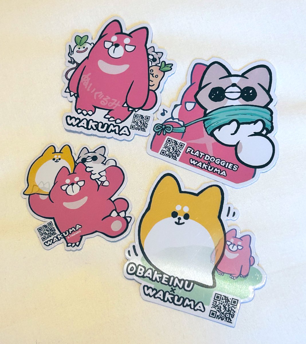 今回はうちのドギーぬいぐるみと新作のマスコットキーチェーンを製作してくれたWakumaさんがおとなりで出展するよ！

Wakumaフォローで当たりつきのステッカープレゼント🐻✨

4種類のステッカーはYQが描きました🐶

可愛く描けたのでもらって欲しいな..どれが当たるかおたのしみに🐻✨