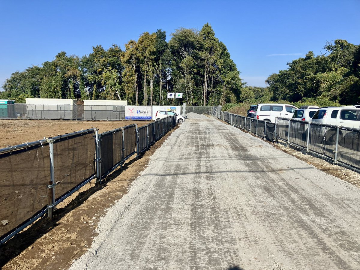 fukushi_uragi's tweet photo. 茨城県つくばみらい市で工事がスタートした児童発達支援センターの現場です。建物着手の前に雨水貯留槽の工事が始まっています。小規模な施設ですが子どもたちが輝ける場所になればと思います。
#日比野設計　#福祉施設研究所　#hibinosekkei #fukushiken #茨城県　#つくばみらい市　#発達障害　#木造 https://t.co/QzRzUxCCCG