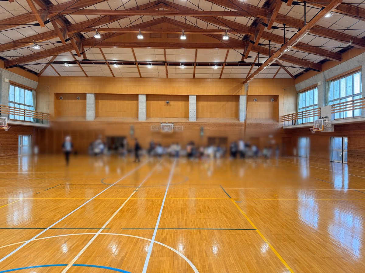 #フィルハーモニックウインズ浜松 の
金管五重奏で小学校公演でした！

ランチタイムコンサートという、
お昼休みの時間に
楽器体験とコンサート両方楽しめる
斬新でハイブリッドな体験！

体育館両面使って同時進行なので、
みんな楽器体験と演奏会行ったり来たり
賑やかなイベントになりました😂