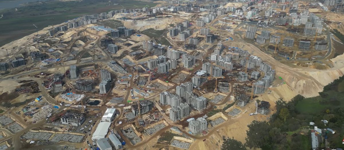 TOKİ, Kanal İstanbul bölgesindeki binlerce kaçak inşaatını tamamlamak üzere.

İSKİ ise kaçak olduğu için bu konutlara su ve kanalizasyon bağlantısı yapmıyor, çünkü bu suç…

Milyarlarca lira harcayan ve bu krizi çözemeyen TOKİ ise “İnceleme için talimat verdik” diyor 👇