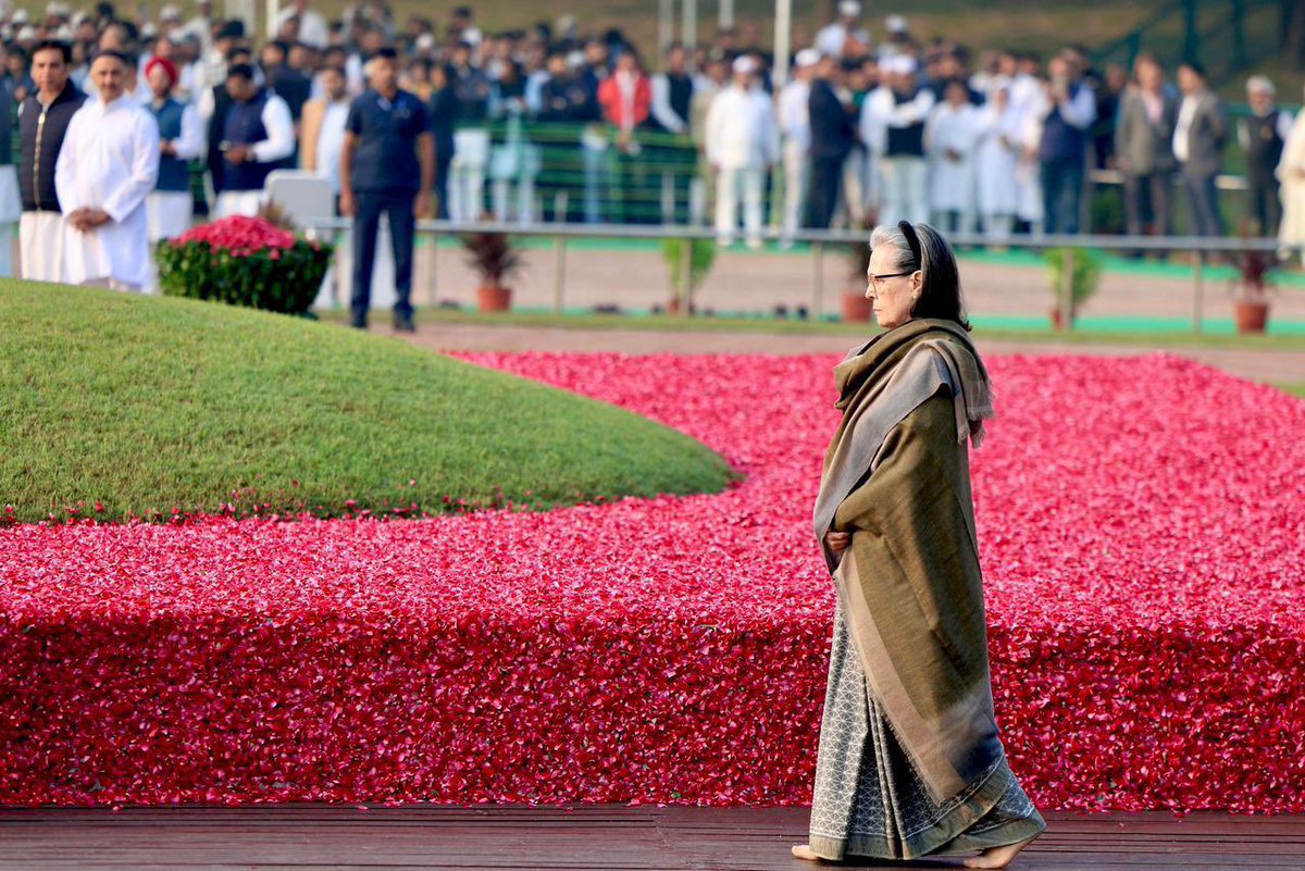 भारत के प्रथम प्रधानमंत्री पंडित जवाहरलाल नेहरू जी की जयंती पर, आज शांति वन में कांग्रेस संसदीय दल की अध्यक्ष श्रीमती सोनिया गांधी जी ने उन्हें श्रद्धांजलि अर्पित की।

📍नई दिल्ली