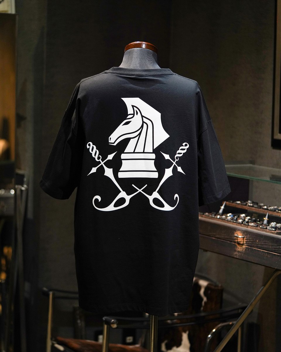 PUERTA_EBISU's tweet photo. 【BIG SILHOUETTE T】
ブランドロゴを大胆に配したビッグシルエットTシャツ✴︎
本日より受注スタート✴︎
普段使いはもちろん、
LIVE等でも存在感を放つアイテムです✴︎
恵比寿店ではサンプルの展示をしておりますので、
ぜひ店頭で、お試しください✴︎
https://t.co/YIQ6qD6orP https://t.co/cnd19RyKhd