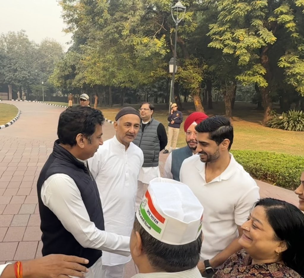 arjunbhadana's tweet photo. आधुनिक भारत के निर्माता, हमारे प्रेरणास्रोत, पंडित जवाहरलाल नेहरू जी की जयंती पर विनम्र श्रद्धांजलि। 

आज राजघाट जाकर पंडित जवाहरलाल नेहरू जी ��ी जयंती पर उन्हें श्रद्धांजलि अर्पित की। https://t.co/rv8M9CuArS