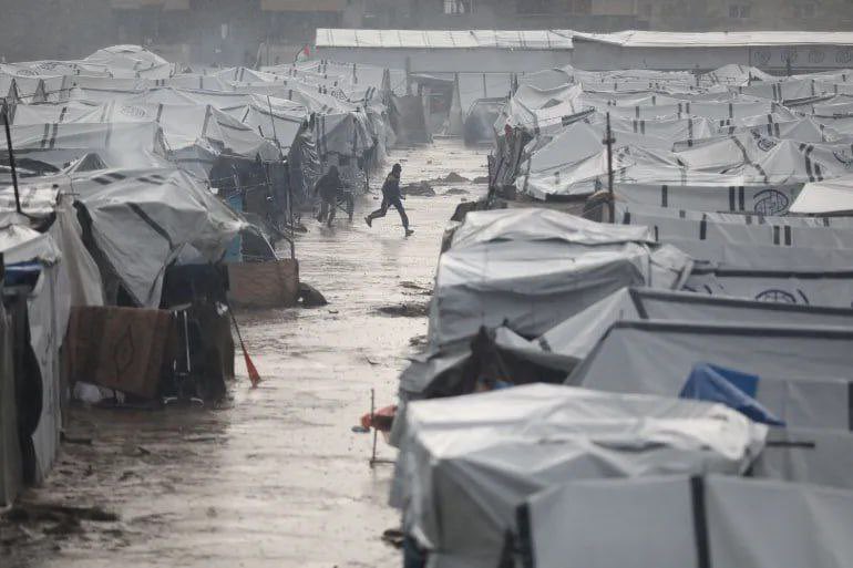 Sabah saatlerinden itibaren Gazze'ye çok şiddetli yağmur yağıyor.

2 yıldır çadırlarda yaşayan insanlar kışı bezden parçaların altında geçirmek zorunda kalacak..
