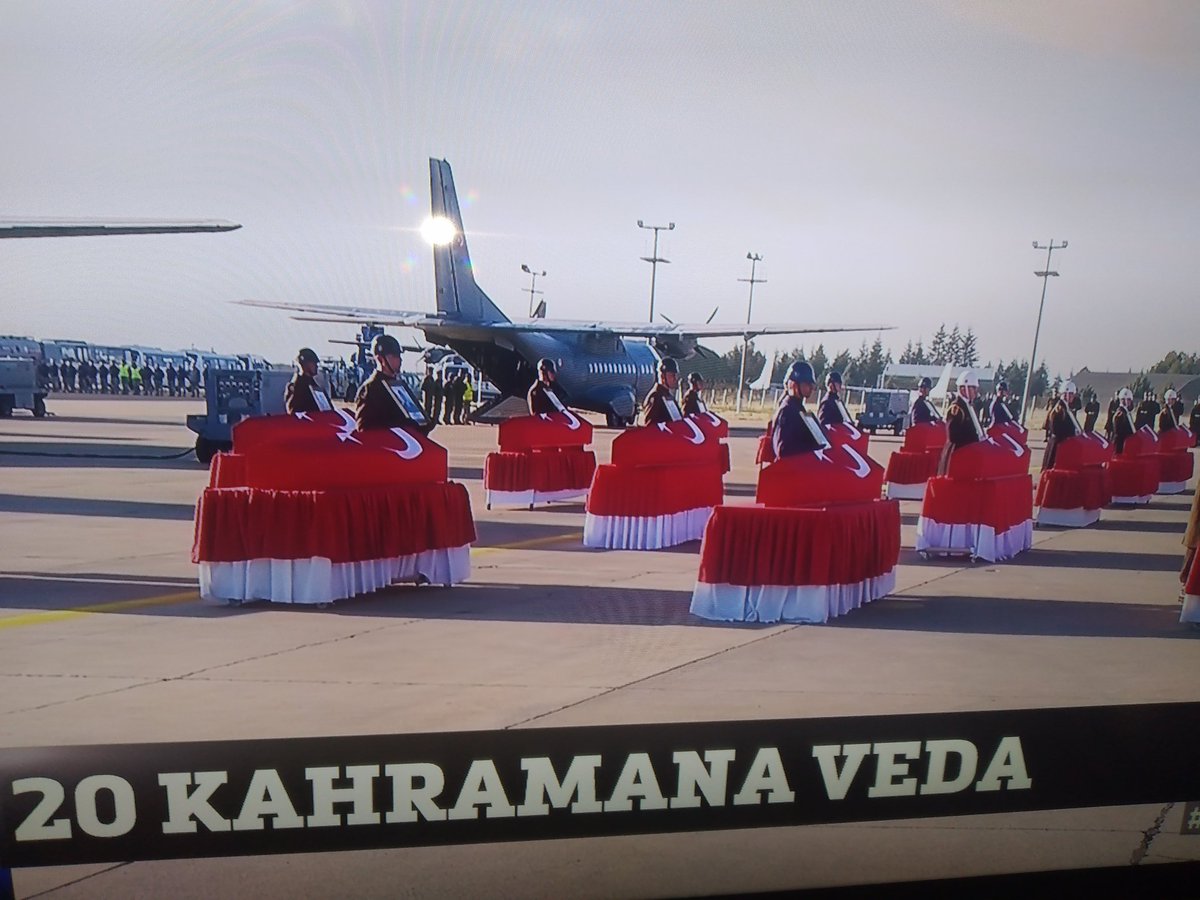 Dışı bizleri yaktı 
İçi sevdiklerini,sevenlerini..
Hangi bahane bu acıyı hafifletir... 
Mekanınız cennet 
Ruhunuz şad olsun 
Rabbim dayanabilme gücü versin canlarına🥲🇹🇷
#ŞehitlerimVarTÜRKİYEM