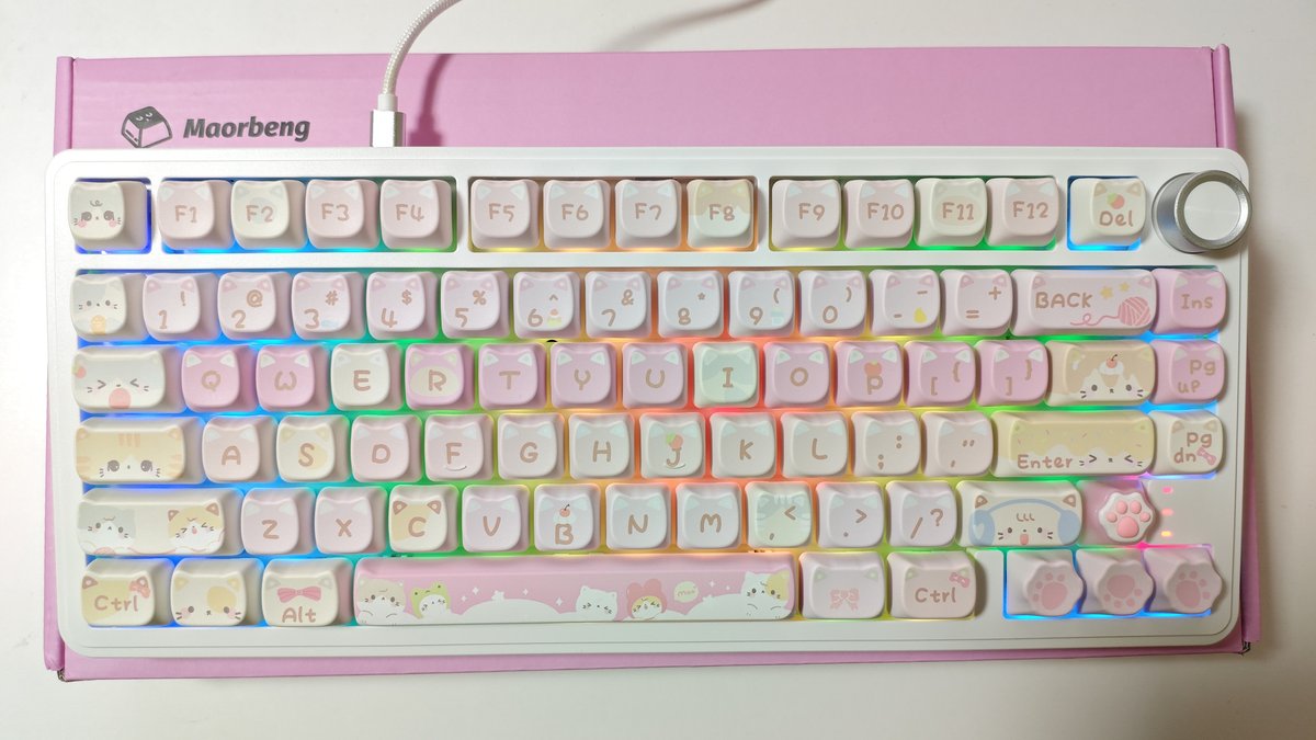 locry's tweet image. めちゃかわいいキーボードが届いた！
Maorbeng M75
筐体は AULA F75 と似てるかな？
日本でも発売されないかなぁ、YUNZII 辺りから。