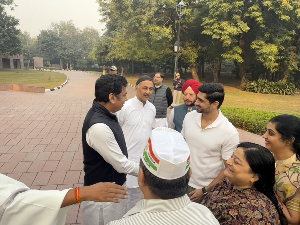 AvtarBhadanaMP's tweet photo. आधुनिक भारत के निर्माता, हमारे प्रेरणास्रोत, पंडित जवाहरलाल नेहरू जी की जयंती पर विनम्र श्रद्धांजलि। 

आज मेरे बेटे अर्जुन @arjunbhadana ने राजघाट जाकर पंडित जवाहरलाल नेहरू जी की जयंती पर उन्हें श्रद्धांजलि अर्पित की। https://t.co/YVqIVOa5br