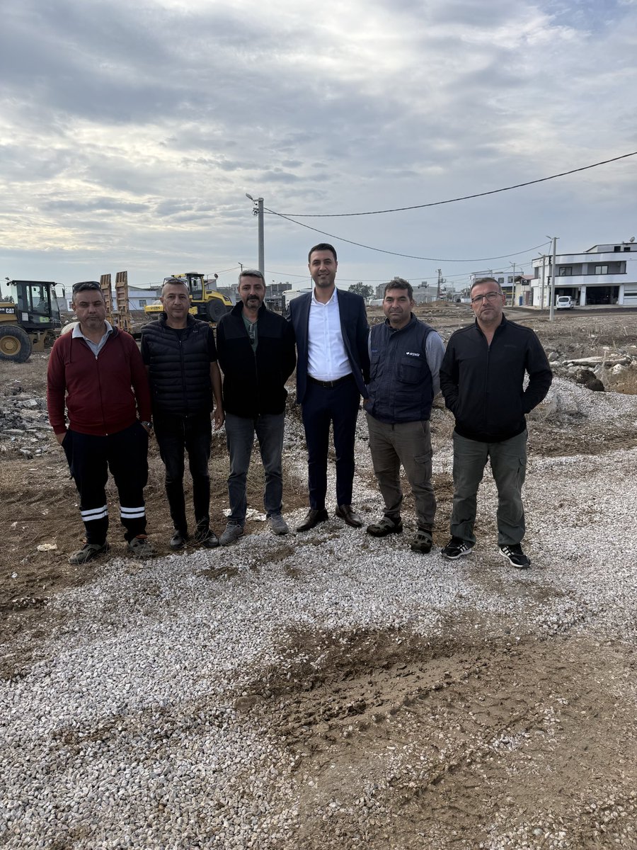 Sabahın erken saatlerinde sahada çalışan ekiplerimizi ziyaret ettim.

Büyükşehir belediyemiz ile birlikte çalışma yürüttüğümüz mahallelerde sathi  kaplama çalışmalarımız devam etmektedir

Her şey Yüreğir için yürekten devam