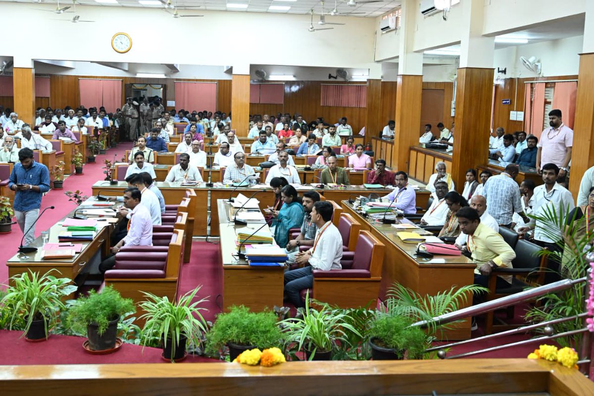 ಗೌರವಾನ್ವಿತ ನ್ಯಾಯಮೂರ್ತಿ ಶ್ರೀ ಬಿ.ವೀರಪ್ಪ ಉಪಲೋಕಾಯುಕ್ತರು ಇಂದು ಜಿಲ್ಲಾ ಪಂಚಾಯತಿ  ಸಭಾಂಗಣದಲ್ಲಿ ತುಮಕೂರು ಜಿಲ್ಲೆಯ ತಾಲ್ಲೂಕುಗಳಿಗೆ ಸಂಬಂಧಿಸಿದಂತೆ ಕರ್ನಾಟಕ ಲೋಕಾಯುಕ್ತದಲ್ಲಿ ದಾಖಲಾಗಿ / ಬಾಕಿಯಿರುವ ಪ್ರಕರಣಗಳ ವಿಚಾರಣೆ ಹಾಗೂ ವಿಲೇವಾರಿ ಕಾರ್ಯಕ್ರಮದಲ್ಲಿ ಭಾಗವಹಿಸಿ ಅಗತ್ಯ ಮಾಹಿತಿ ನೀಡಲಾಯಿತು.
#TumakuruDistrictPolice