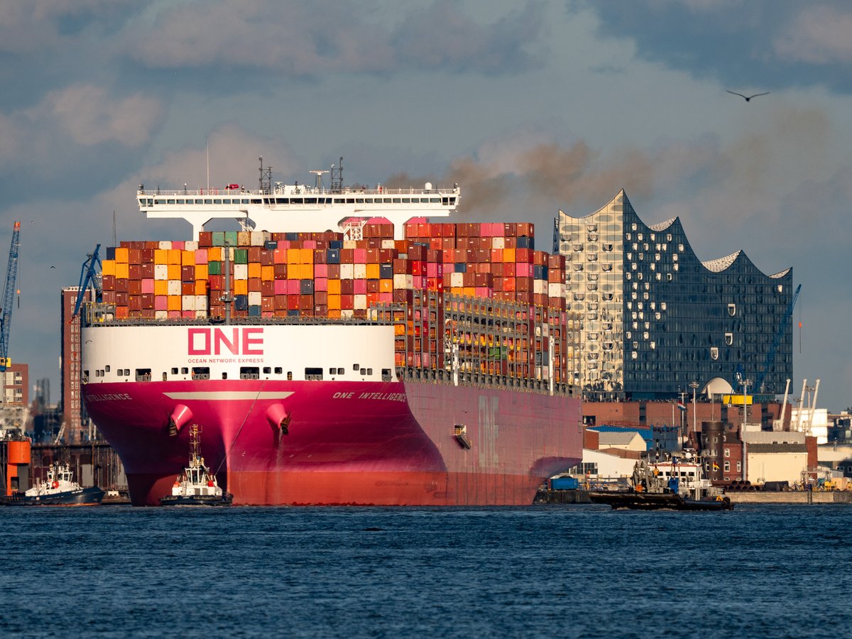 #ONE for the weekend: A standout moment in Hamburg 😮 Our 24K TEU vessel, ONE Intelligence, makes a truly majestic impression in Hamburg—sailing with purpose and presence. 🚢♥️Discover more about our global services here: bit.ly/4oKHj2w

A big thank-you to IG: