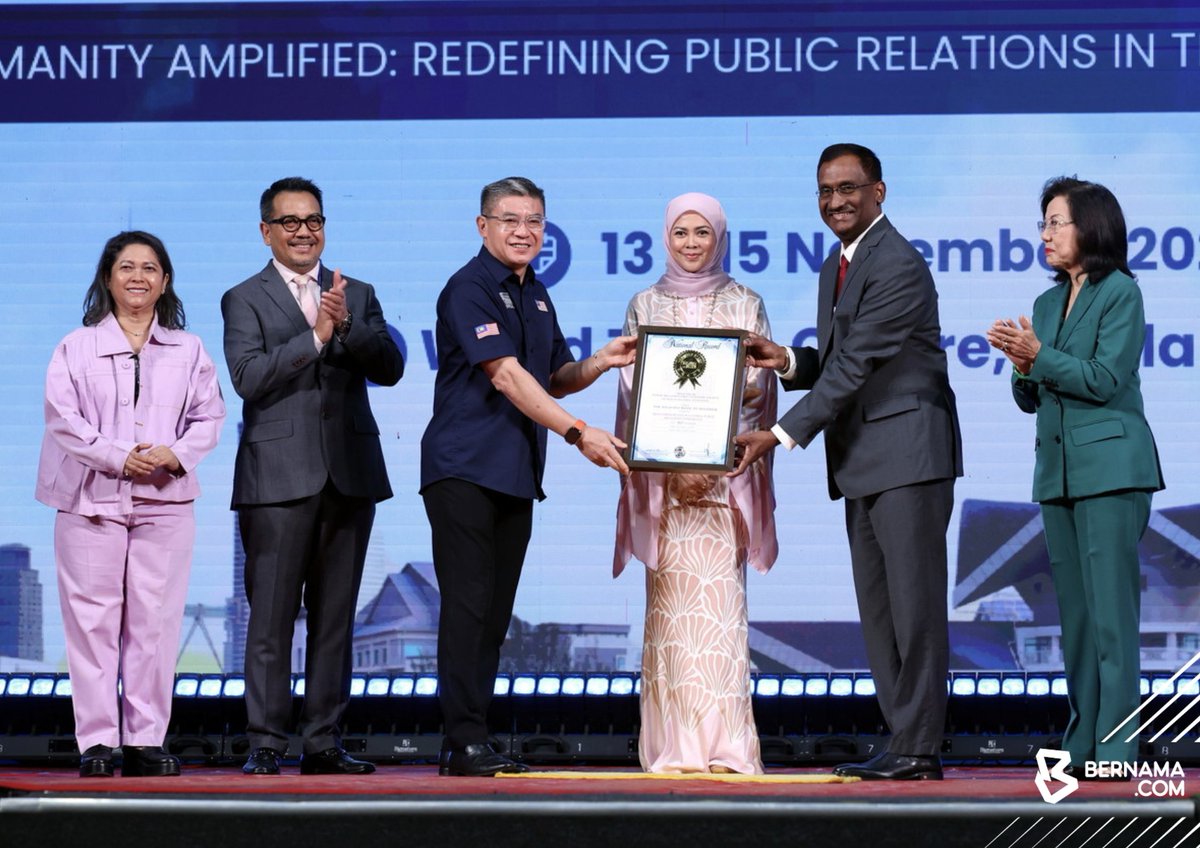 bernamadotcom's tweet photo. 𝐓𝐄𝐍𝐆𝐊𝐔 𝐏𝐄𝐑𝐌𝐀𝐈𝐒𝐔𝐑𝐈 𝐍𝐎𝐑𝐀𝐒𝐇𝐈𝐊𝐈𝐍 𝐆𝐄𝐒𝐀 𝐏𝐄𝐍𝐆𝐀𝐌𝐀𝐋 𝐏𝐄𝐑𝐇𝐔𝐁𝐔𝐍𝐆𝐀𝐍 𝐀𝐖𝐀𝐌 𝐒𝐄𝐌𝐀𝐑𝐀𝐊𝐊𝐀𝐍 𝐏𝐄𝐑𝐏𝐀𝐃𝐔𝐀𝐍, 𝐊𝐄𝐏𝐄𝐑𝐂𝐀𝐘𝐀𝐀𝐍 𝐃𝐀𝐋𝐀𝐌 𝐄𝐑𝐀 𝐃𝐈𝐆𝐈𝐓𝐀𝐋 

#KualaLumpur : Tengku Permaisuri Selangor Tengku Permaisuri Norashikin menggesa para pengamal perhubungan awam memainkan peranan penting dalam memupuk perpaduan dan kepercayaan pada era perubahan pesat serta transformasi digital.

Baginda bertitah bahawa dalam dunia masa kini yang mengalami ketidaktentuan dan perubahan pantas, komunikasi menjadi kian mustahak kerana ia membolehkan masyarakat mencari titik persamaan, pemimpin menyuntik harapan dan komuniti mendepani cabaran bersama-sama.

Berita penuh : https://t.co/kaCPe28bcr

📸 Shazreen Zamzuri | BERNAMA 

#BernamaImages 
#BernamaNews