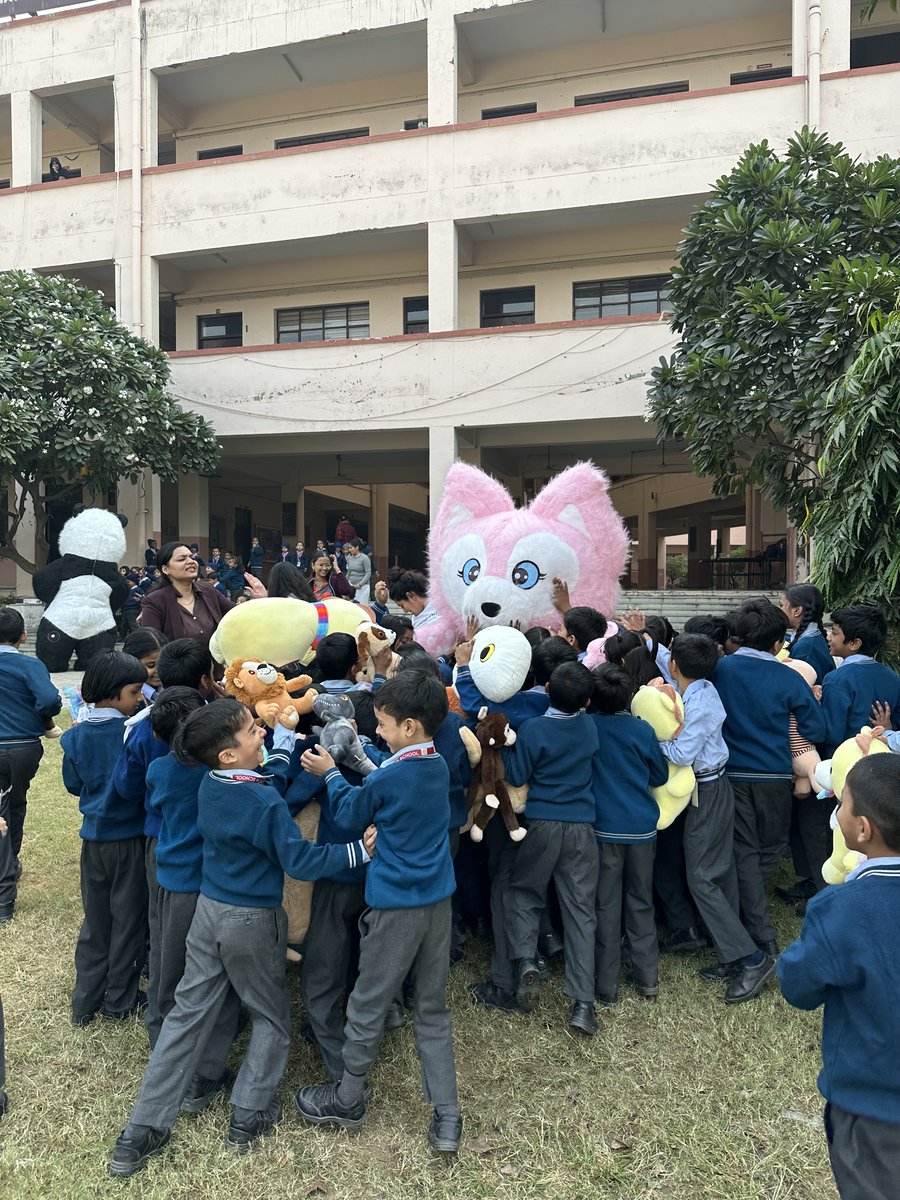 deepigoyal's tweet image. Was so wonderful and fulfilling to spread joy and happiness to children in a school supported by @FeedingIndia.

Thank you to the @letsblinkit Toys team and our partners at @Mattel, @Barbie, Skillmatics, @Imagimake, @smartivitylabs, and Mirada for making this possible 💛