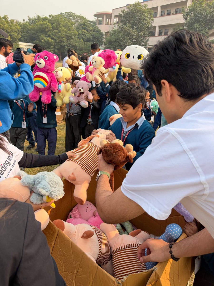 deepigoyal's tweet image. Was so wonderful and fulfilling to spread joy and happiness to children in a school supported by @FeedingIndia.

Thank you to the @letsblinkit Toys team and our partners at @Mattel, @Barbie, Skillmatics, @Imagimake, @smartivitylabs, and Mirada for making this possible 💛