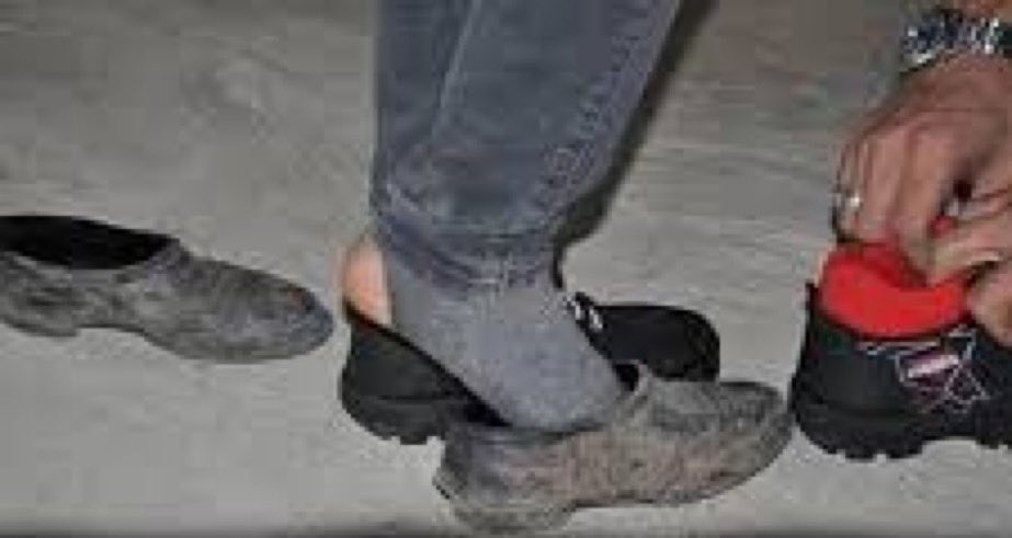 Ayakkabısı olmadığı için karda kışta çorapla okula giden çocukların ülkesinde 9 defa umreye gidenler var…