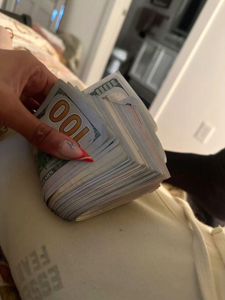 Outfit_Luxy's tweet image. Manifesting 😌