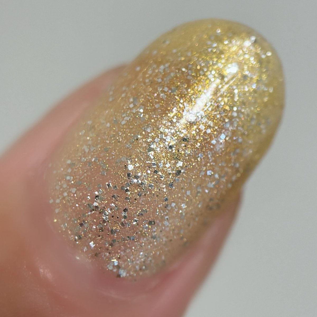 《使用色》
コゼットジョリ　ふゆほしぞらきよし21
キャンメイク　N106 アスタロイド

ラッキーカラーが黄色だったので、キラキラした手元にしたくて黄色みのあるキラキラを求めて👏🏻✨

#セルフネイル