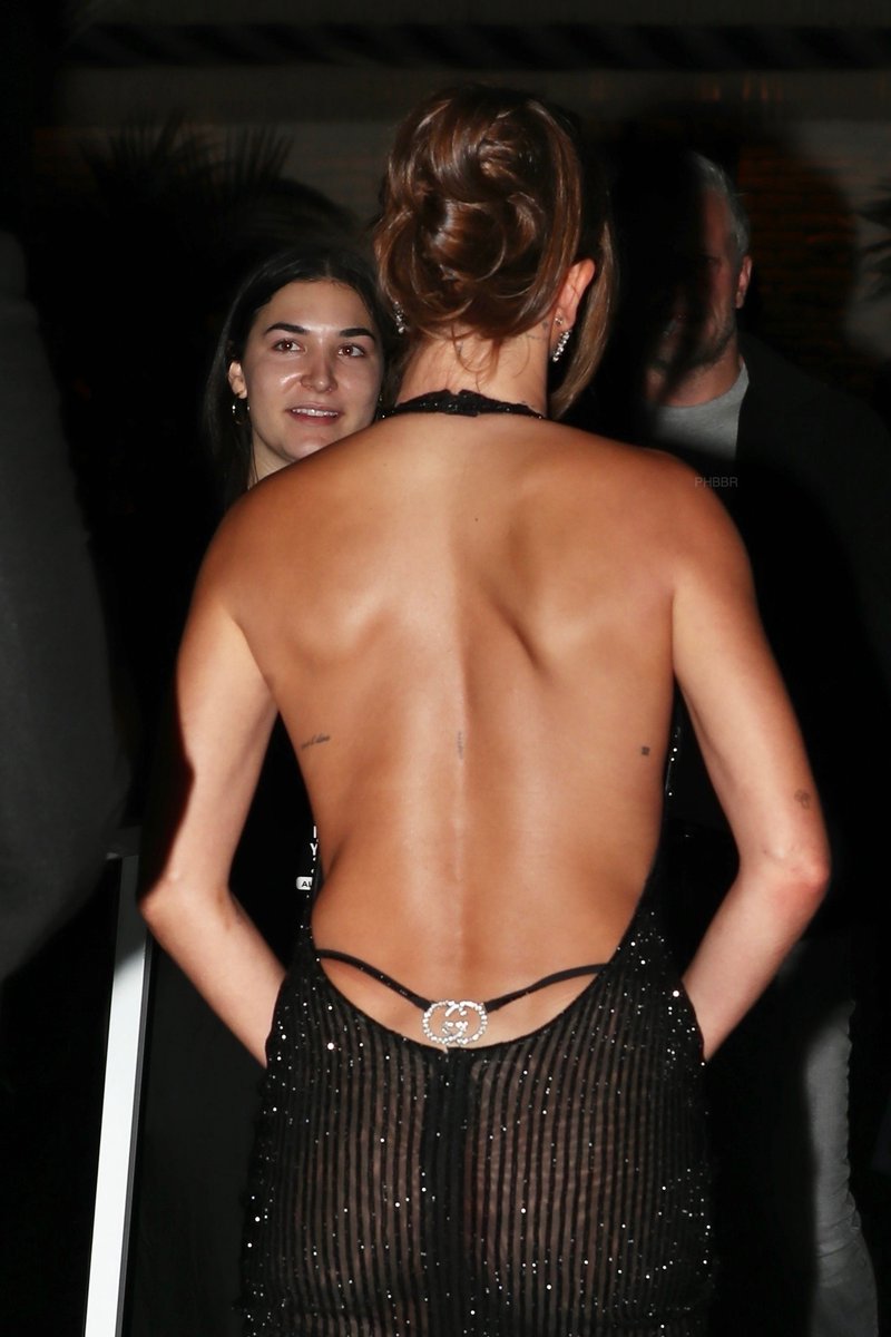 13 de novembro: Hailey Bieber chegando ao evento GQ Magazine: Men of the Year 2025, celebrado no Chateau Marmont, em West Hollywood, Califórnia.

Confira mais em: portalhaileybieber.com.br/galeria/thumbn…