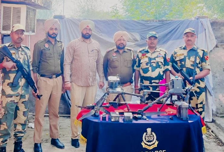 AmIndianArmyman's tweet image. These recoveries highlight BSF’s sharp vigilance and operational excellence in countering aerial infiltration and thwarting smugglers’ nefarious designs on Indo-Pak borders.  #AlertBSF #BSFDroneSlayers
@HMOIndia
@PMOIndia
@BSF_India
@CMOPbIndia
@DGPPunjabPolice

@PIB_India
