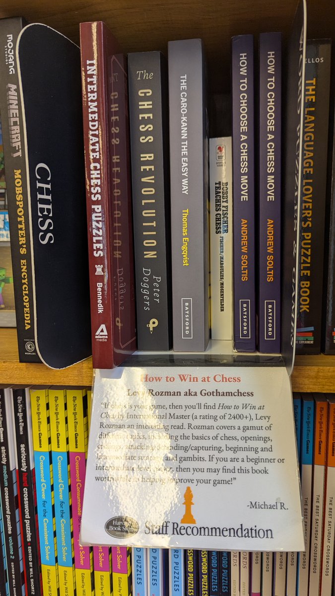 Auch die #Schach-Abteilung der Buchhandlung der Harvard-Universität ist leider lachhaft schlecht. Mit so wenig Auswahl hatte ich nicht gerechnet. In gedruckter Form sind Schachbücher akut vom Aussterben bedroht.