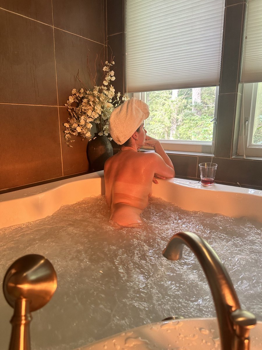 frenchpeche's tweet photo. Yes I’m aware I drain most of you while I’m in my favorite place ( the bathtub) https://t.co/P4efJt9A54
