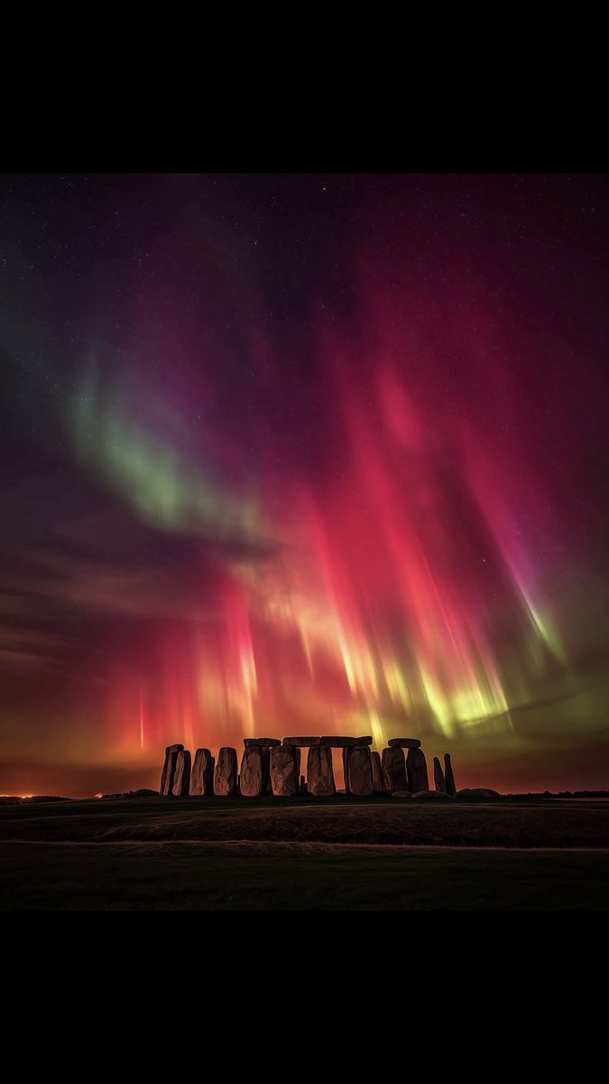 ElRogerz's tweet image. Auroras boreales en #Stonehenge este 13 de noviembre. Chulada de imágenes! 👌🏻