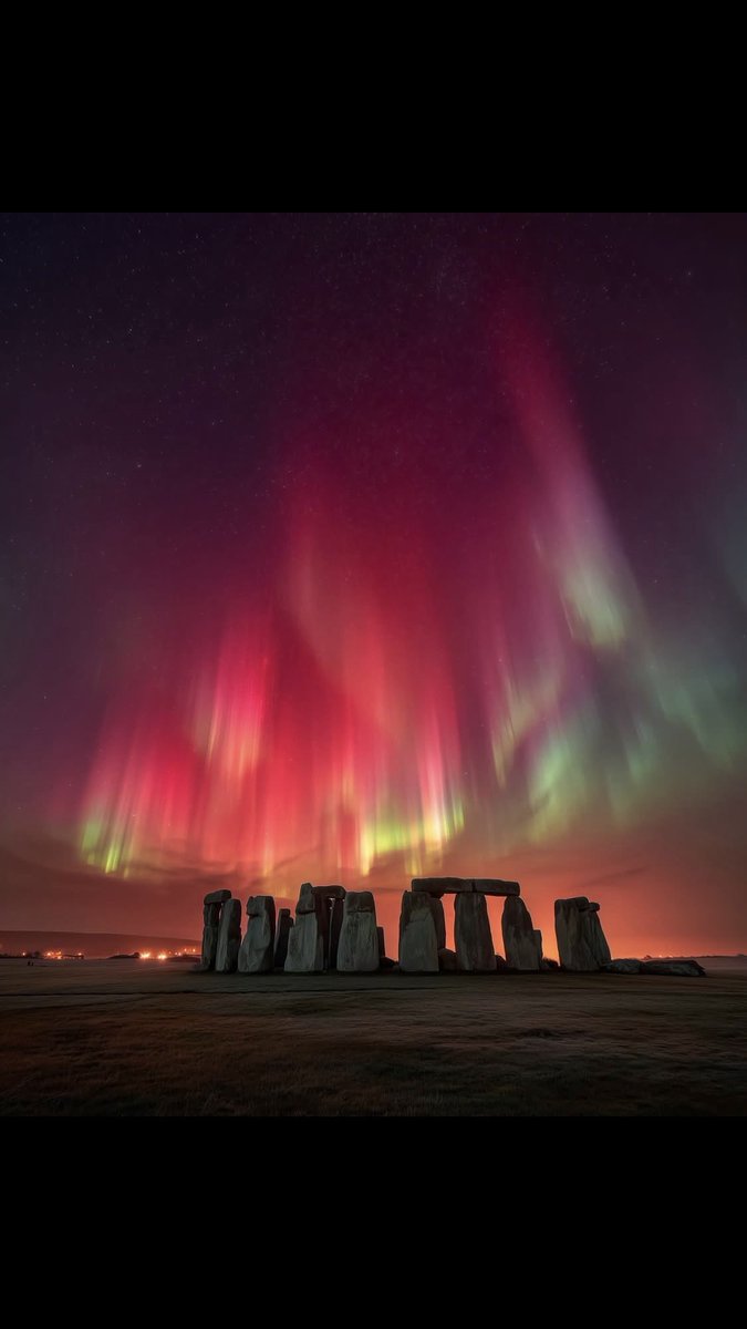 ElRogerz's tweet image. Auroras boreales en #Stonehenge este 13 de noviembre. Chulada de imágenes! 👌🏻
