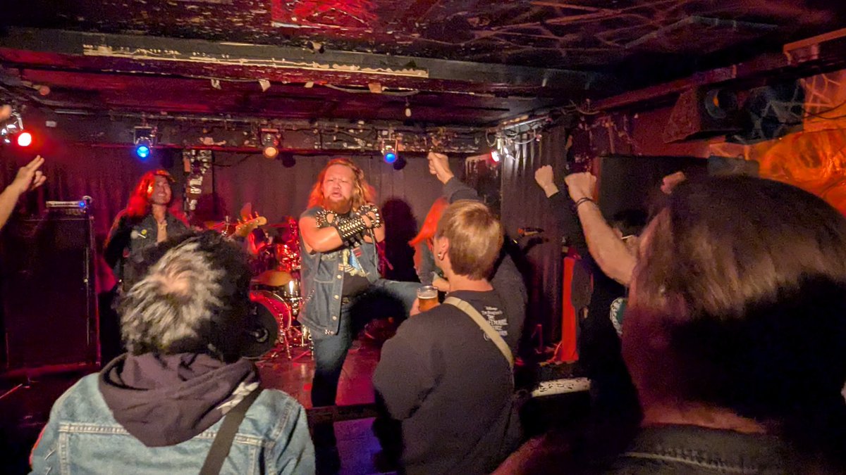 hantoky's tweet photo. #BARBARION に負けない位に楽しいChase The Top
デニム&レザー系 ジューダス+ほんのりとAC/DCの香りがする曲風
フロントマンのノリがめっさ良い✨️✨️
蛮族との相性が抜群に良かったです
今日も見れるよ! https://t.co/hV7MjdPFHV