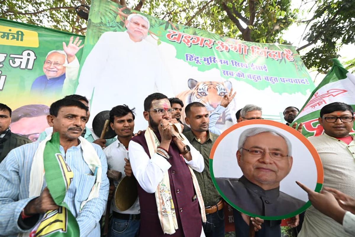 sutradhar_14's tweet photo. Celebrations outside the JD(U) headquarters, soon after a massive lead for NDA in the Assembly Elections.

Photo Credit: R V Moorthy
#BiharElection2025 #NitishKumar https://t.co/ceHYYebNwV