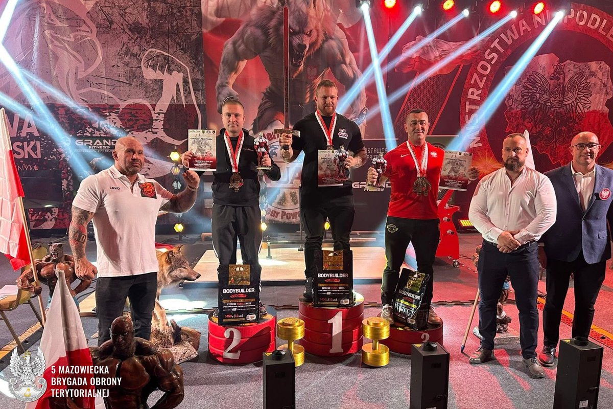 terytorialsi's tweet photo. Żołnierz 5 Mazowieckiej Brygady Obrony Terytorialnej na podium Mistrzostw Niepodległej Polski w Złotoryi 🇵🇱

Wywalczone:
🏆 1. miejsce w kategorii służb mundurowych do 110 kg
🥉 3. miejsce OPEN służb mundurowych

🗣Jestem dumny, że jako żołnierz mogłem reprezentować #5MBOT, jak również rywalizować z najlepszymi zawodnikami wszystkich służb mundurowych w kraju 🇵🇱

…bo Niepodległość można świętować na wiele sposobów – jedni uczestniczą w uroczystościach, inni oddają hołd w ciszy, a są też tacy, którzy swoją siłę, charakter i determinację pokazują na sportowej arenie.

#MistrzostwaNiepodległejPolski #WOT #Zawody