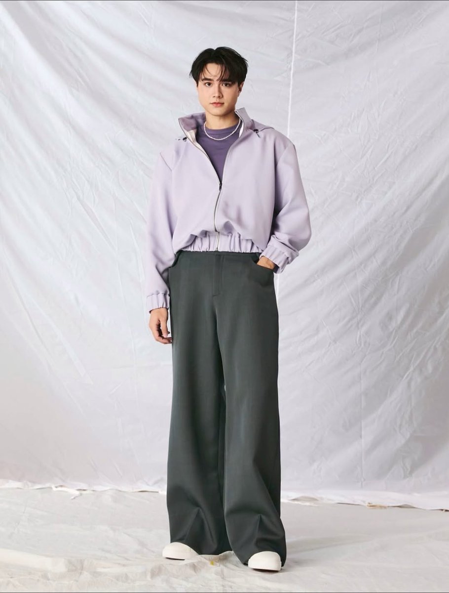 MikePanitanOFC's tweet image. [1/5]
Softness &amp;amp; Structure in this effortless look. A lilac zip-up paired with a muted purple tee, grounded by wide charcoal trousers for a clean, modern flow. The gentle cinched hem, subtle drape, and crisp white sneakers tie everything together, creating a balanced mix of…