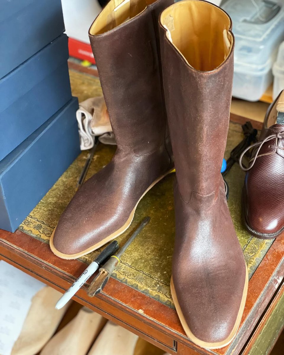 dieworkwear's tweet photo. The rare dress Wellington, a town boot derived from something Hessian cavalry officers wore in the 19th century. You occasionally see vintage versions originally made for the British government (pics 1, 2 show a pair at Jojo's General Store in Sheffield, UK). Also avail bespoke https://t.co/3OgWYeII1K