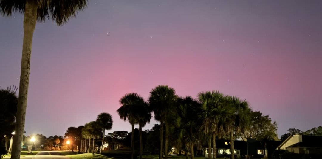 tirishreddy's tweet image. Rare solar storm lights up skies with dazzling auroras from Florida to Sydney! One of the strongest in 20 years, causing tech disruptions but stunning views. Keep watching, more auroras likely in coming nights!

#SolarStorm #AuroraMagic #SpaceWeather
