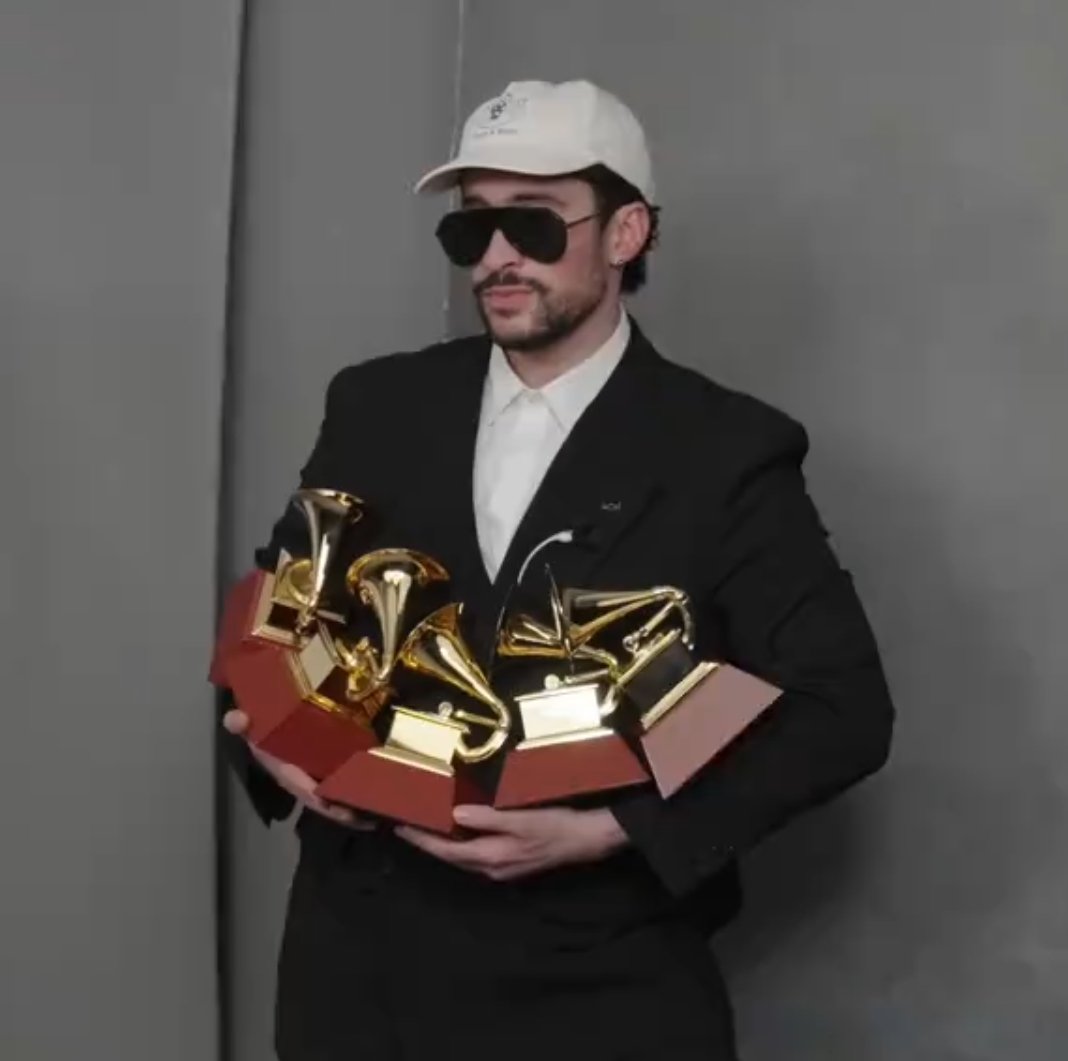 keiveiec's tweet image. Bad Bunny con sus hijos🏆 Latin Grammy 🐐