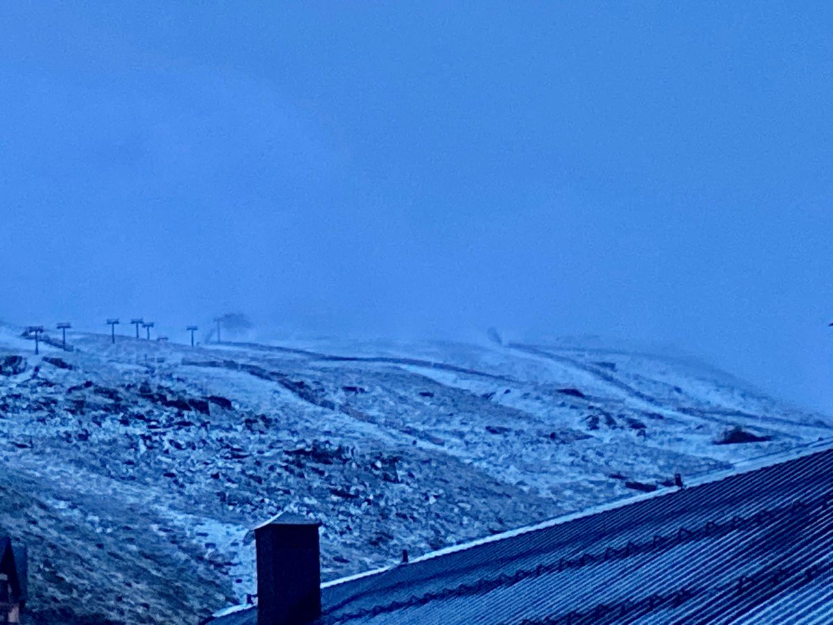 Primera nevada en todas las cotas de #SierraNevada en una noche de rachas de viento de más de 150km/hr.(imposible dormir), pero:
Abrir la puerta de casa y ver BLANCO.....

#BorrascaClaudia #Claudia