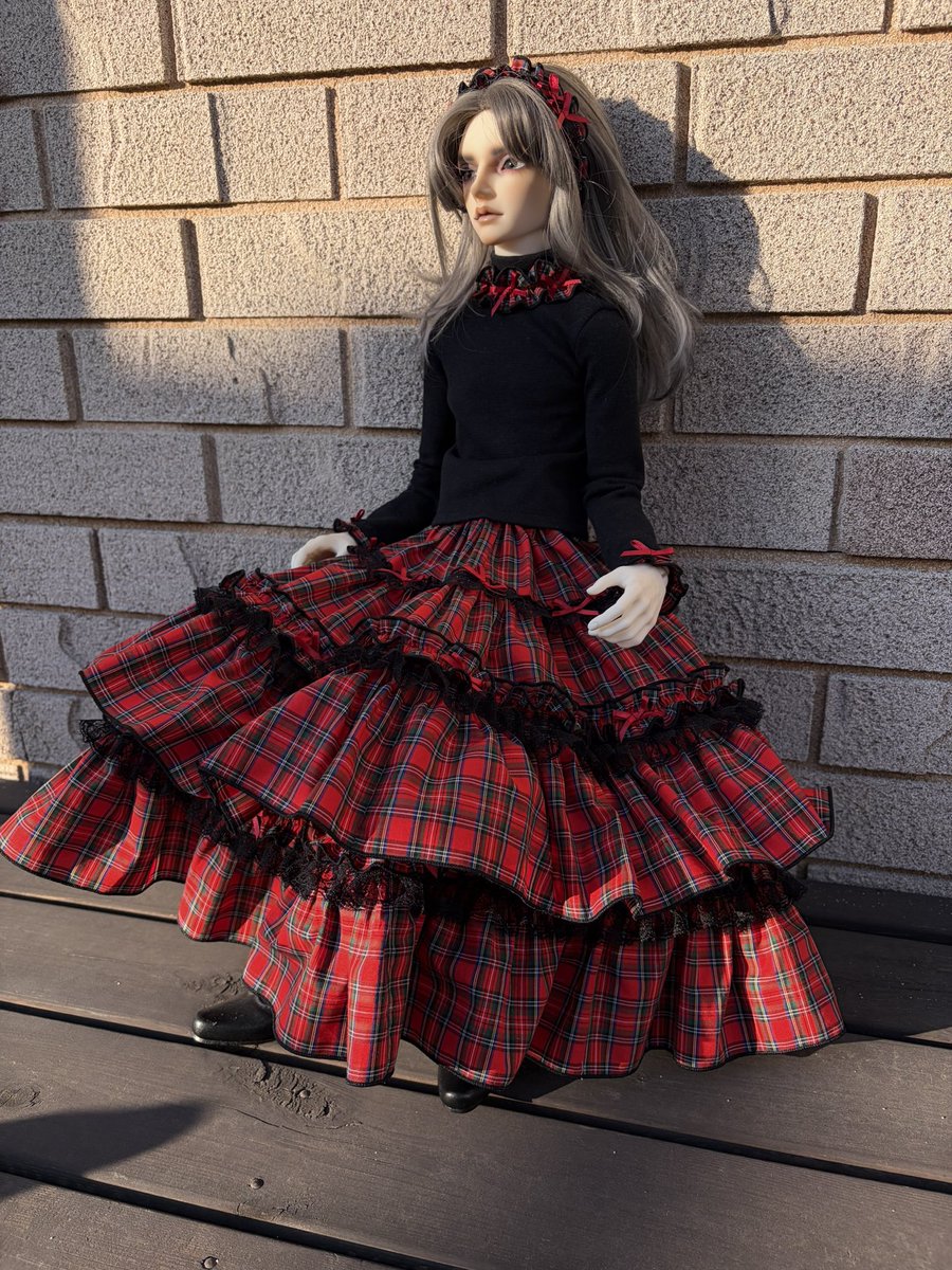 やっと商品ページ作れました💦
私ってこう言うのは苦手🥲

よかった覗いてみてください✨

これは外で撮影したんですけど、ルド君自立して立ってくれなくて諦めました😭

SD17  タータンチェックスカートセット赤✖️黒 | 猫星堂 nekohoshidou.booth.pm/items/7646704 #booth_pm