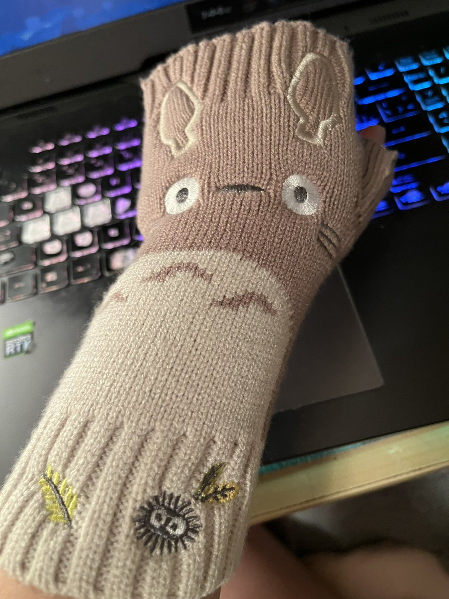 Got new gloves today.
Well yesterday since it’s midnight ^^;

They’re cozy. I like how I easy it is to sew and tinker with things still :D