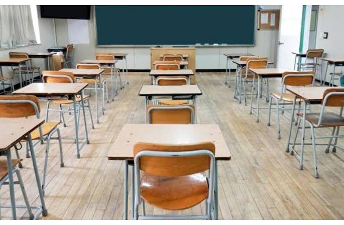 من فترة تحدثتُ عن رأيي في ساعات الدراسة الطويلة التي تُرهق أبناءنا وتسرق منهم حيويتهم، وقلت إن الطالب الذي يجلس في #المدرسة من الصباح إلى المساء لن يكون أكثر إنتاجاً، بل غالباً سيكون أكثر تعباً. ومع ذلك، كان هناك من يختلف معي ويبرر بأن "المناهج تحتاج وقتاً أطول".

اليوم، وأنا