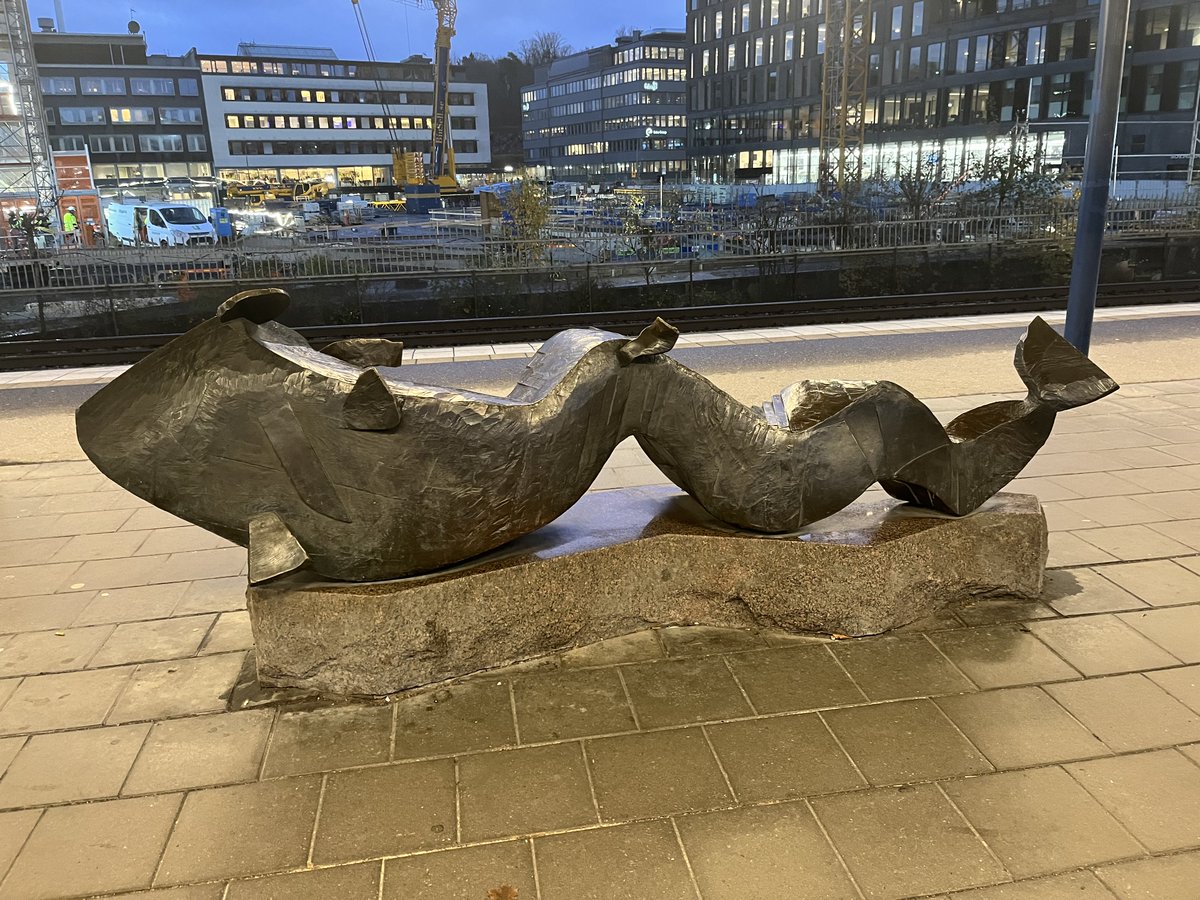 beduin01's tweet image. Nu pratar vi konst vänner. Tidig morgon och man passerar detta konstverk och som man kan fundera på vad det ska föreställa! Någon som vet var vi befinner oss? För övrigt ha en bra fredag där ute.