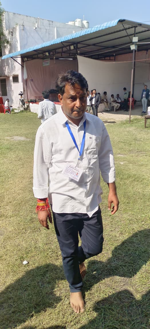 इस व्यक्ति के खिलाफ लिखने वाले तुम खुद वार्ड पंच बनकर दिखा दो।
इस बंदे ने 2 साल में तीन अलग अलग जगह पर इतने वोट लिए है राष्ट्रीय पार्टियों को गलियों में इसी नरेश ने घुमाया है