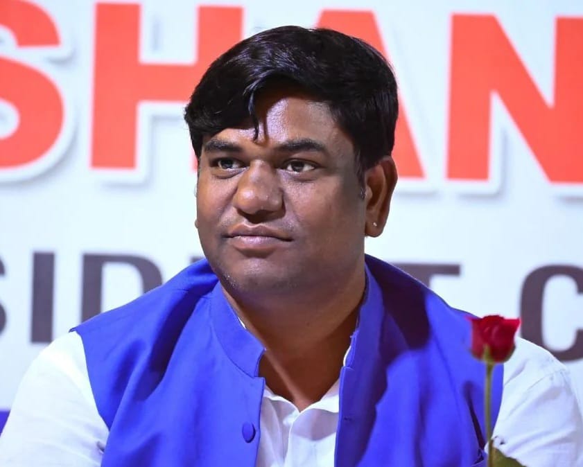 yourgauravsingh's tweet image. हमारे बिहार के भावी उपमुख्यमंत्री मुकेश साहनी जी बिहार के सभी विधानसभा सीट पर आगे चल रहे हैं और अभी कुछ देर के बाद यह उपमुख्यमंत्री से प्रमोशन करके मुख्यमंत्री पद का शपथ लेने वाले हैं।