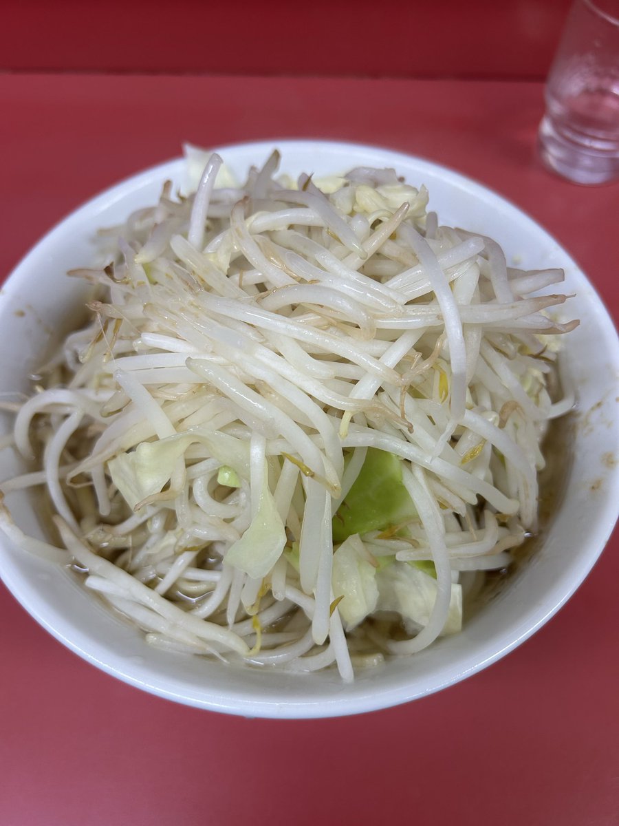 after5days's tweet photo. ラーメン二郎@千住大橋駅店
小豚（YAsNs/¥1,000）
14:43訪問 外待ち12名。15:27着席  15:38着丼。
今日はどうしても二郎が食べたくなった(^^) https://t.co/3G2Uw4e2P8