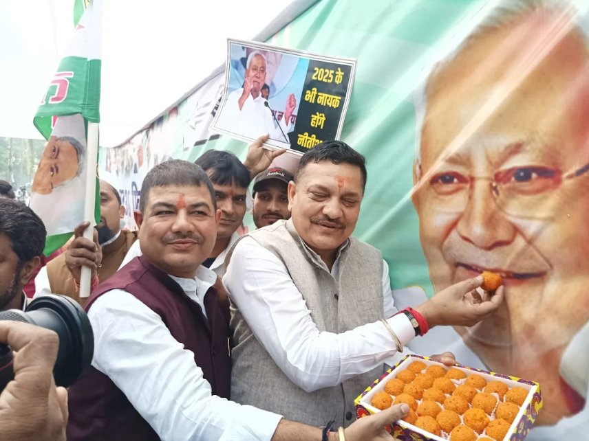 sutradhar_14's tweet photo. Bihar Election 2025: JD(U) workers celebrate as NDA makes a commanding lead.

#BiharElection2025 #NDA #NitishKumar https://t.co/G6MMjylv6v
