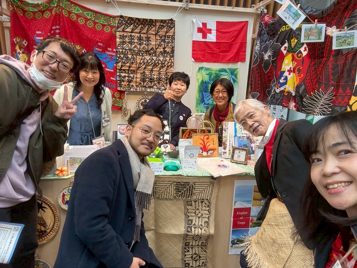 TongaEmbTokyo's tweet photo. 昨日の投稿（青年海外協力隊（JOCV）創設60周年記念式典へのマンギシ大使の出席）に続き、式典の素晴らしいひと幕についてご紹介します。この日のプログラムの中では、元JOCVの皆様による、派遣された各国の音楽や伝統衣装の紹介が行われました。
#JOCV60 #JICATonga #TPA #絆 #人間関係 https://t.co/9eHgILUFg4