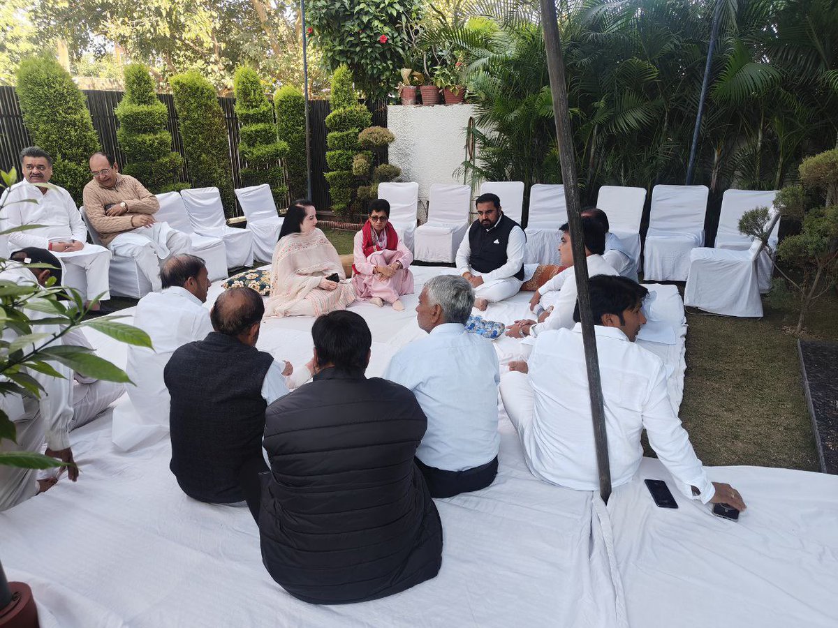 Kumari_Selja's tweet photo. हरियाणा के पूर्व मंत्री श्री के. एल. शर्मा जी के निधन पर, उनके पंचकूला स्थित निवास स्थान पर पहुँचकर अपनी शोक संवेदनाएँ व्यक्त कीं। 

ईश्वर से प्रार्थना है कि दिवंगत आत्मा को शांति और परिवार को इस दुःख को सहन करने की शक्ति प्रदान करे। https://t.co/WOXRWXYxYO