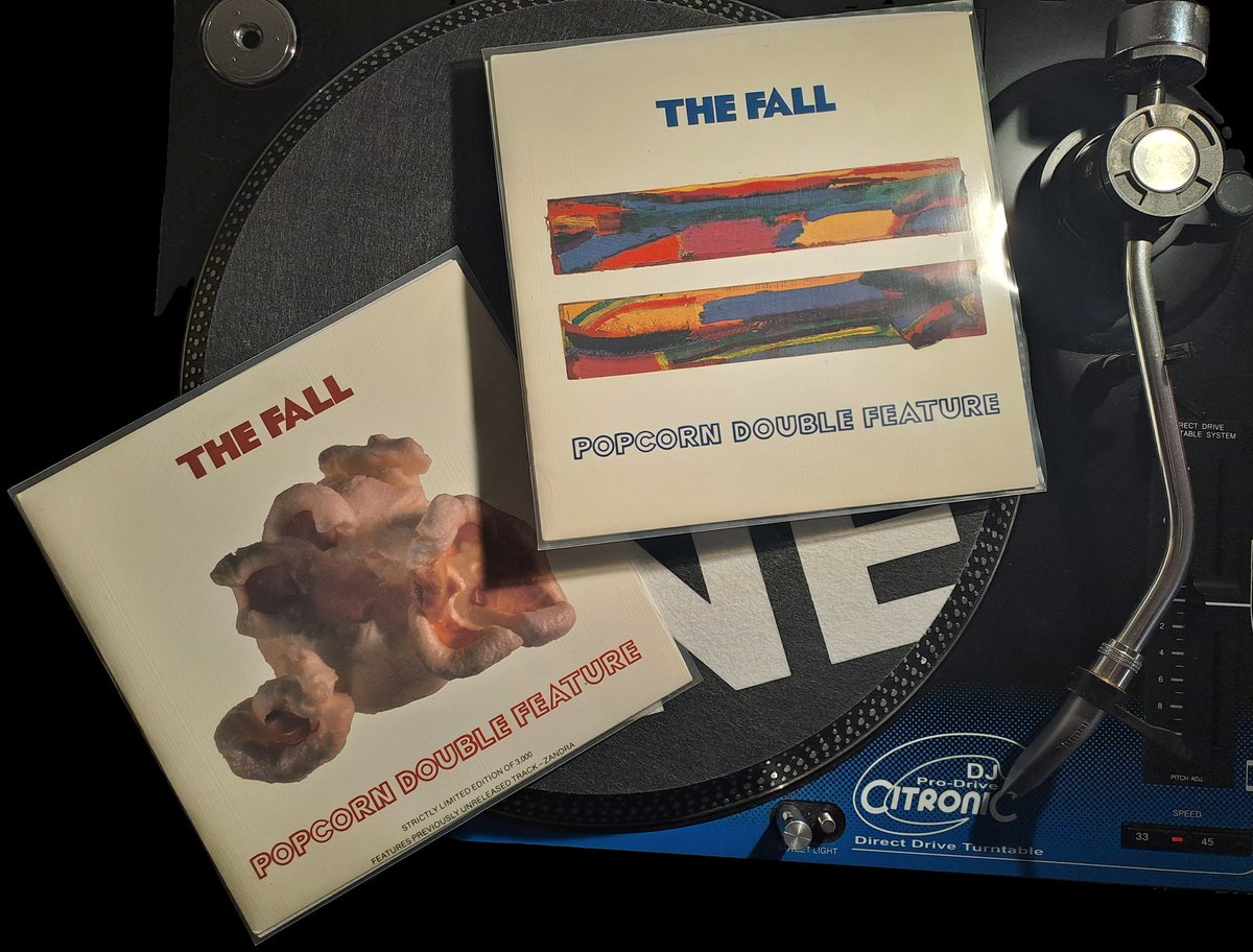 TheHouseof08's tweet image. #FallFriday
THE FALL - POPCORN DOUBLE FEATURE

"Everybody's going through changes
Everybody's got a bag of his own..."

Cover of a track by THE SEARCHERS released on two 7"s with different B-Sides.
#TheFall #MarkESmith