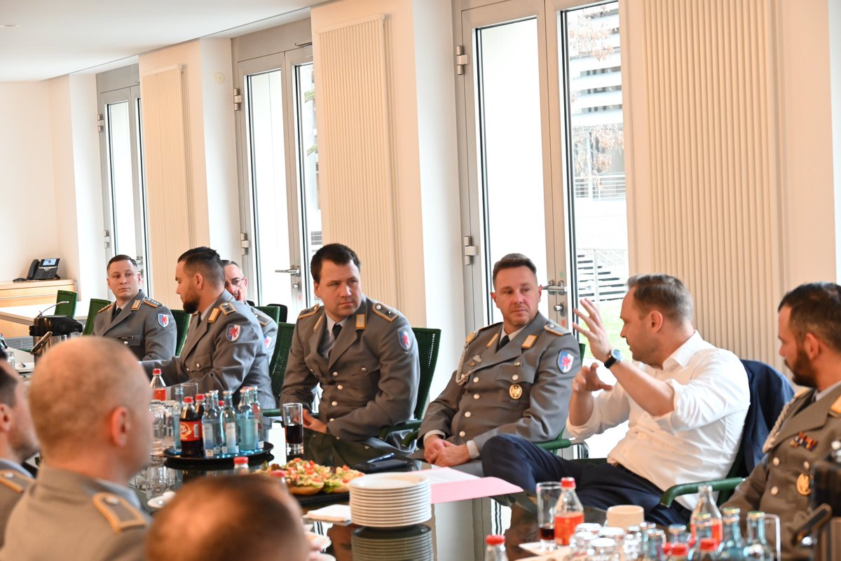 Landtagspräsident im Gespräch: Im Rahmen eines Seminars zur politischen Bildung besuchte das Aufklärungsbataillon 6 aus Eutin diese Woche den #saxlt. Präsident Alexander Dierks diskutierte mit der Gruppe aktuelle politische Fragen, u. a. zu Strukturwandel, Wehrpflicht u. Bildung.